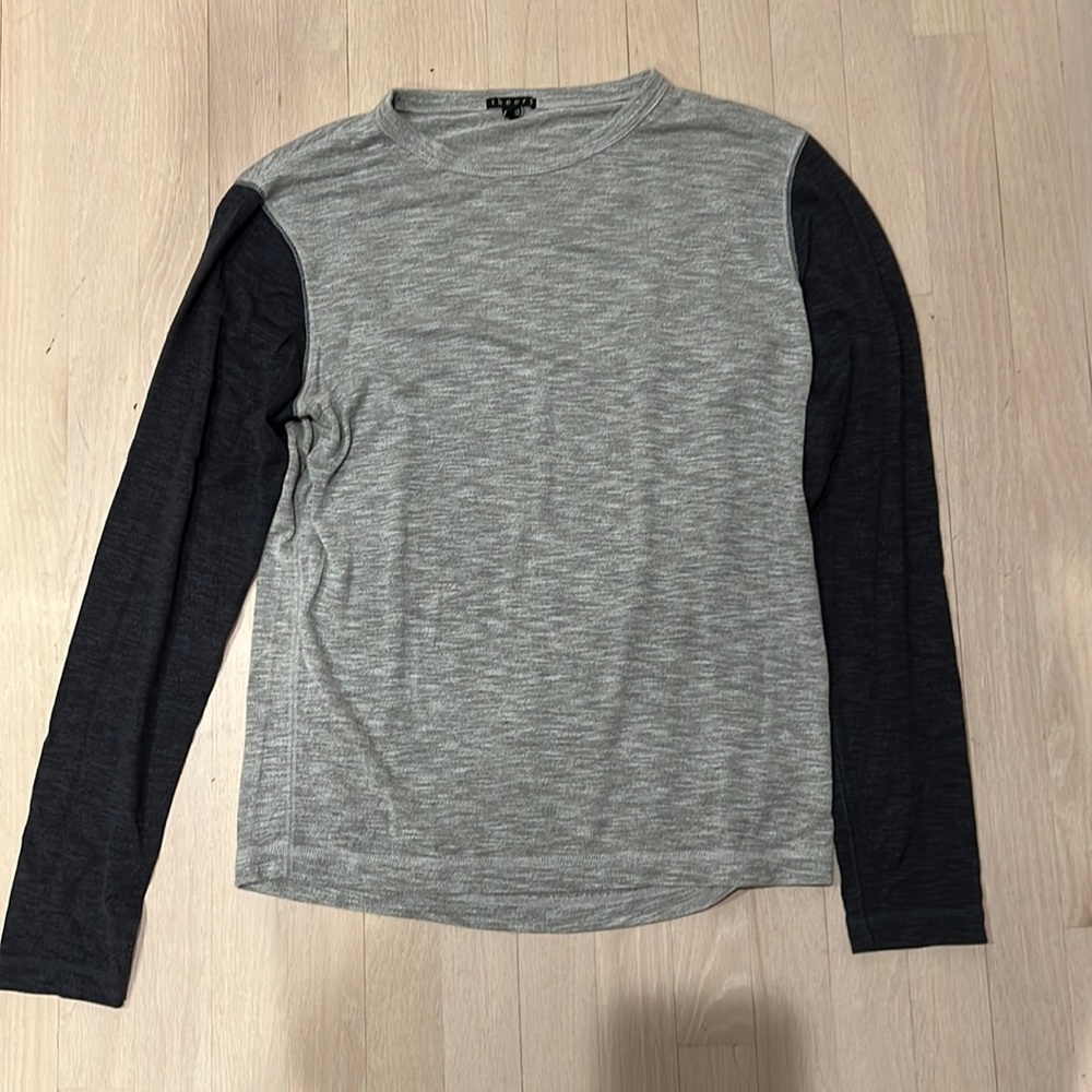 Theory Men’s long sleeve T shirt light gray with slate gray sleeves. Size M
